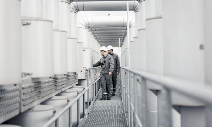 Two engineers walking through an Energy Storage plant in Etzel, Germany