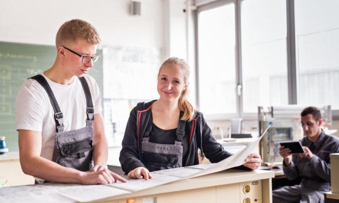 Männlicher und weibliche Auszubildende:r in einer Uniper-Werkstatt