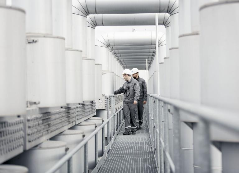 Two engineers walking through an Energy Storage plant in Etzel, Germany