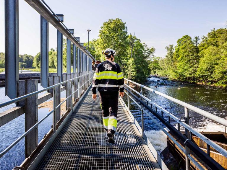 Anställd vid vattenkraftverk i södra Sverige