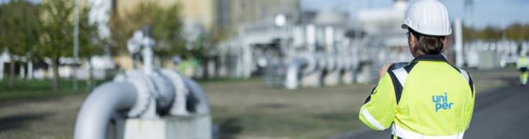Epe gas storage facility: Worker looking at gas detection device