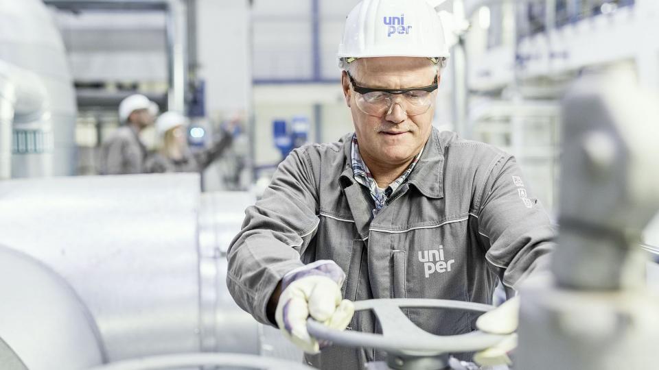 Uniper engineer inspecting a valve a plant in Maasvlakte