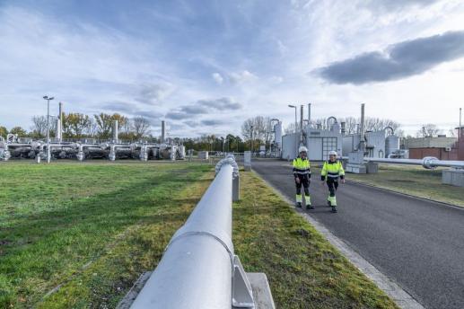 Epe gas storage facility: two people walking next to a pipeline