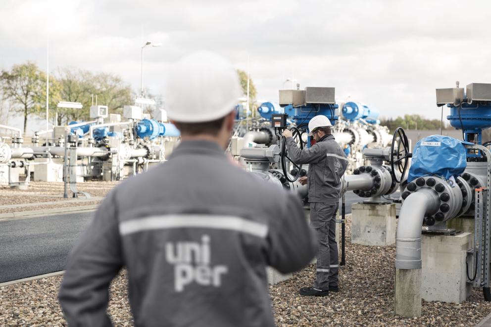 Two people working at the gas storage facility in Etzel.