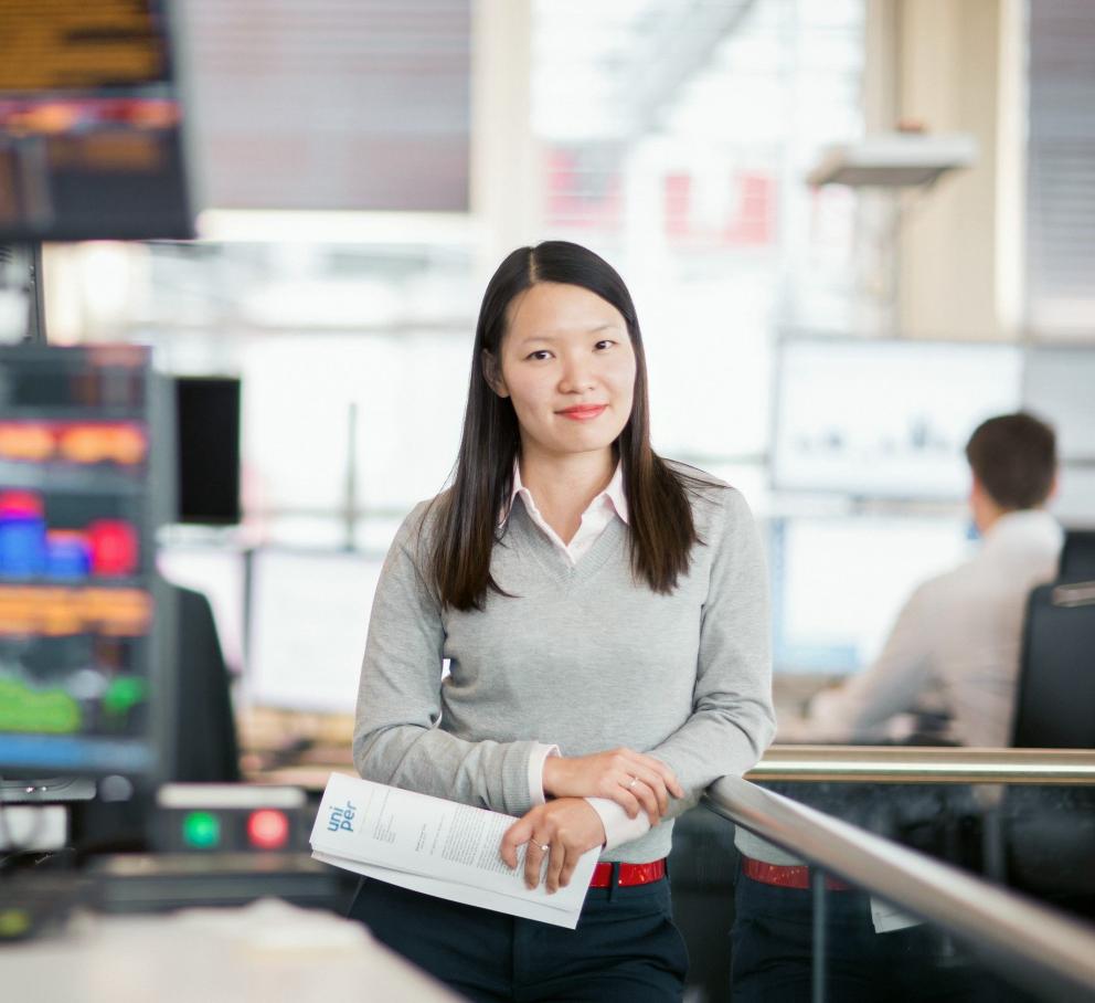 Uniper Mitarbeiterin auf dem Tradingfloor mit vielen Bildschirmen im Hintergrund