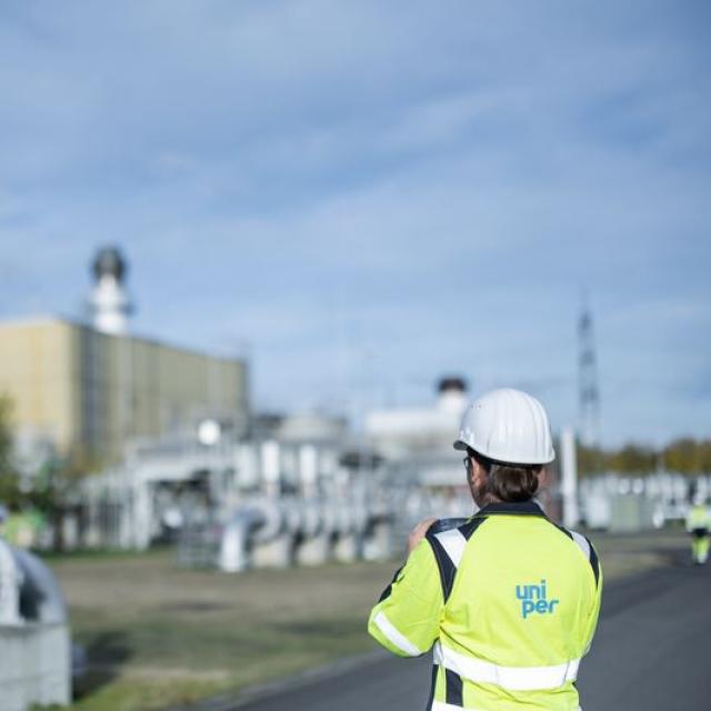 Epe gas storage facility: Worker looking at gas detection device