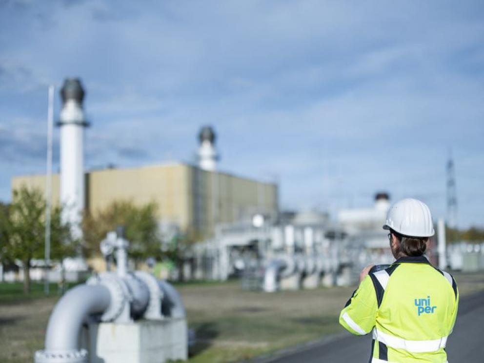 Epe gas storage facility: Worker looking at gas detection device
